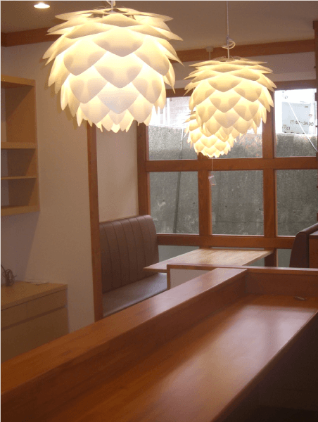 木の安らぎを感じるお店